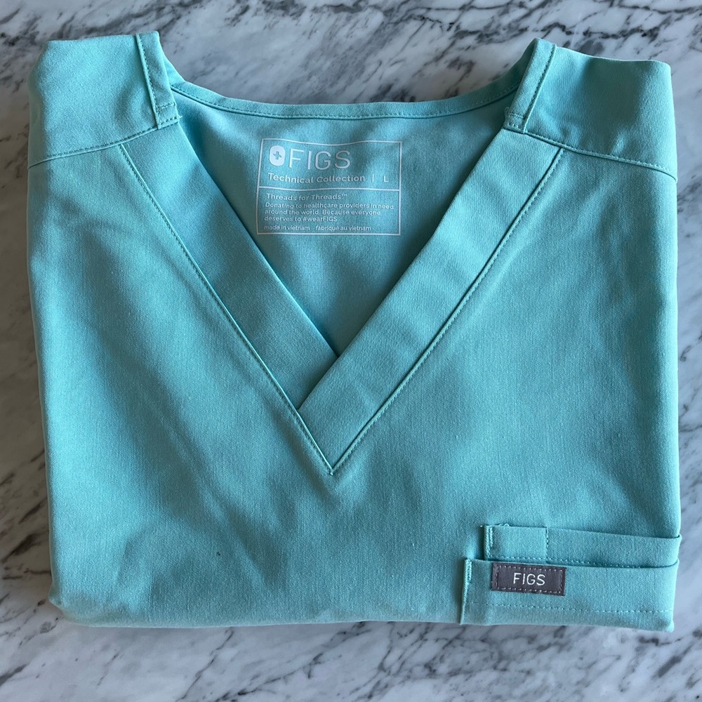 FIGS LEON TOP IN LIMITED EDITON COLOR SEAGLASS SIZE LARGE